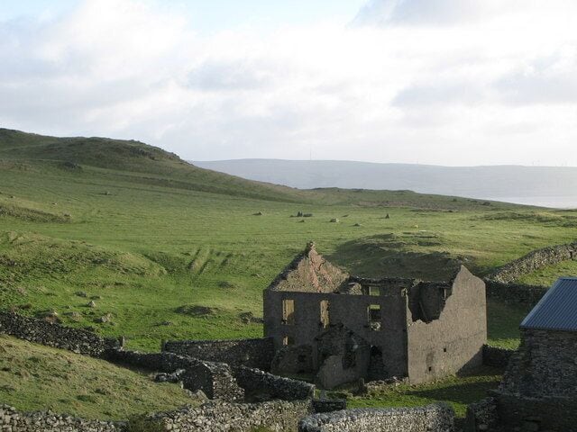 Abandoned farmhouse & stone circle. Above Lacra bank this relatively flat site includes stone-age artefacts and ridge and furrow agriculture.