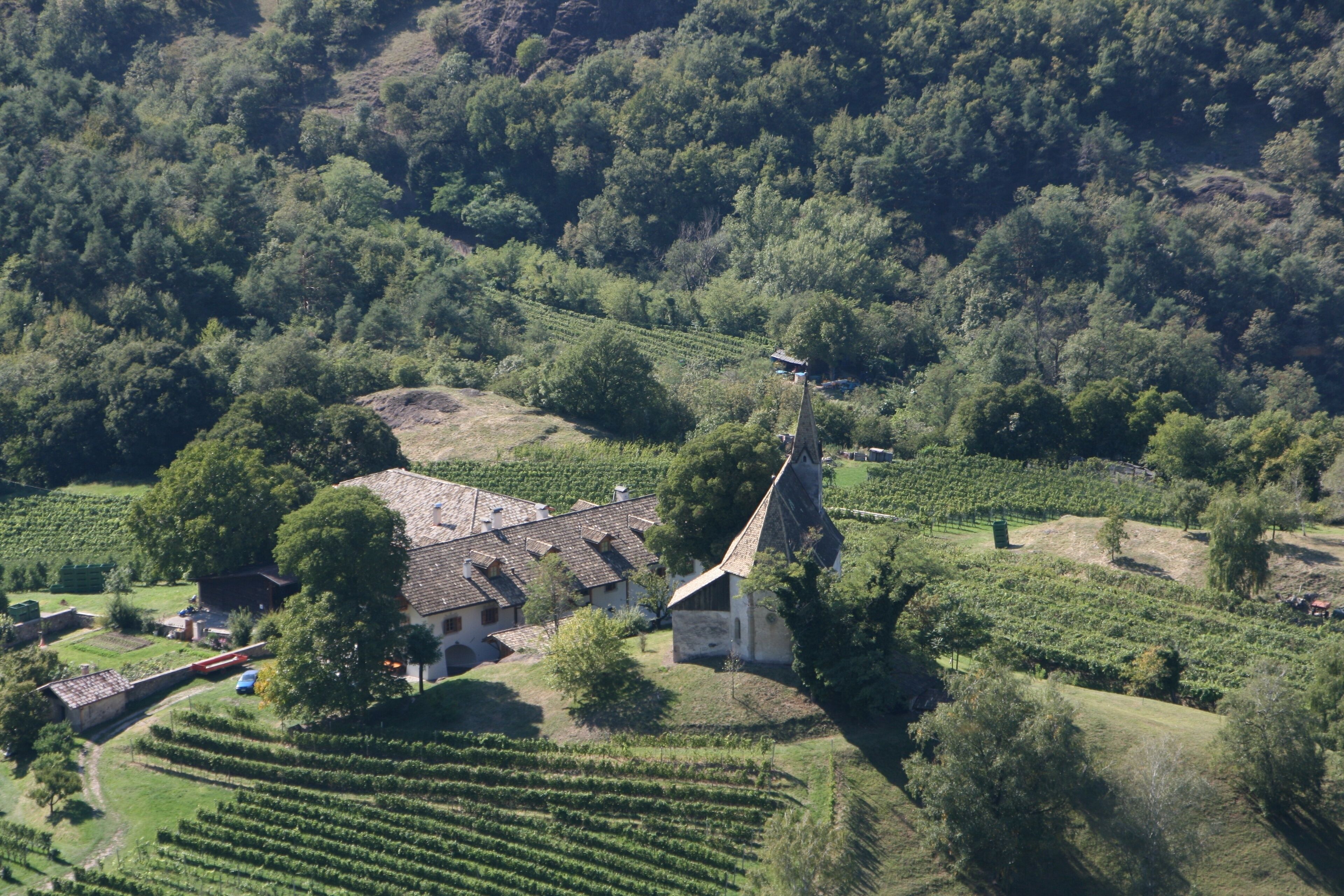 Blick von der Dolomitenstraße über Montan auf den Kiechlberghof und St. Daniel in der Gemeinde Auer