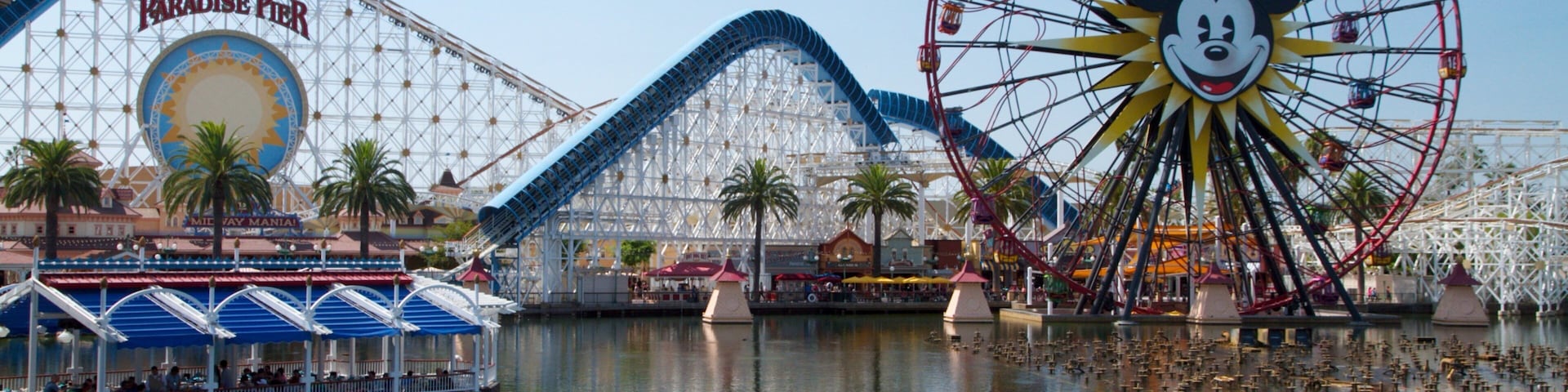 Parque Disney California Adventure® que inclui sinalização e passeios