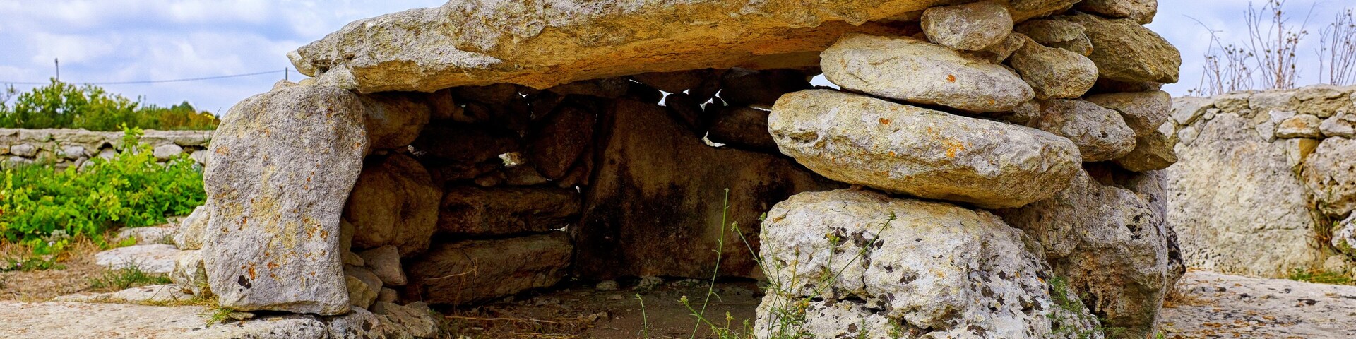 Una construcción de piedra con una entrada similar a una cueva.