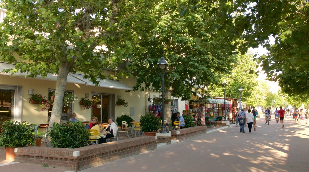 Follonica showing outdoor eating, a coastal town and street scenes