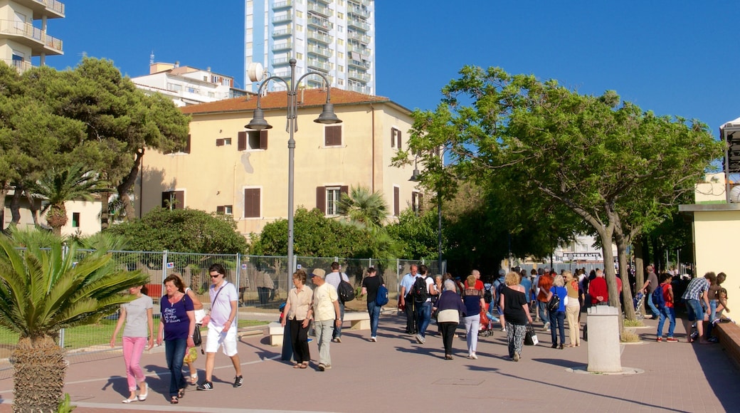 Follonica aussi bien que important groupe de personnes