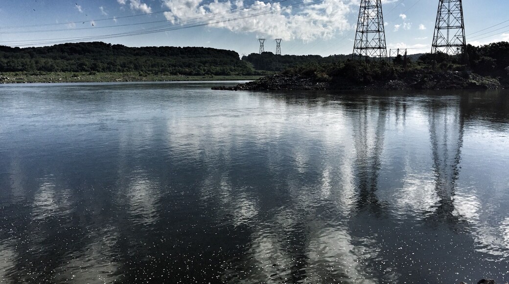 Close to the bridge, lots of ppl fishing there, nice view.