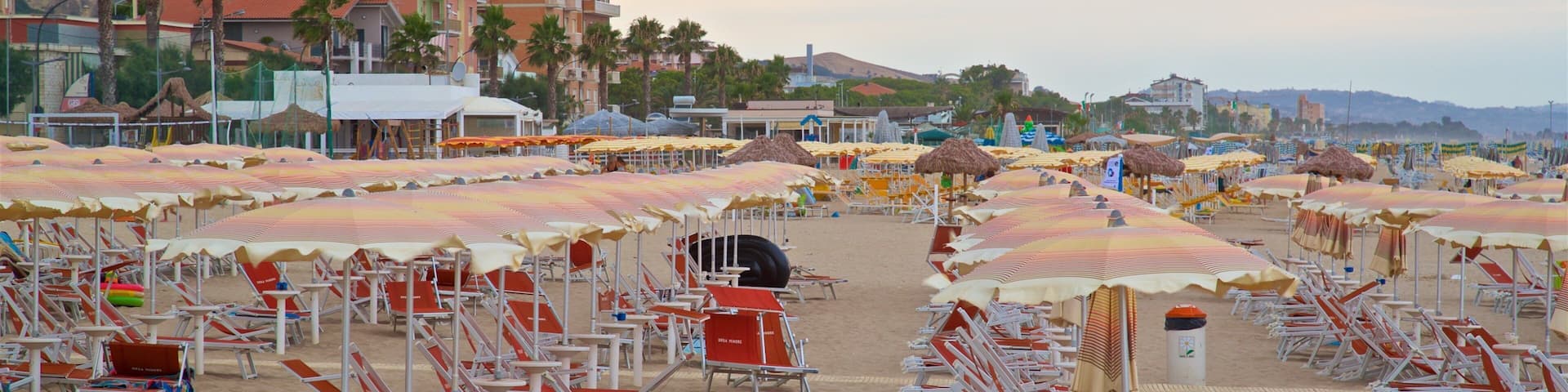 Roseto degli Abruzzi qui includes vues littorales et plage de sable