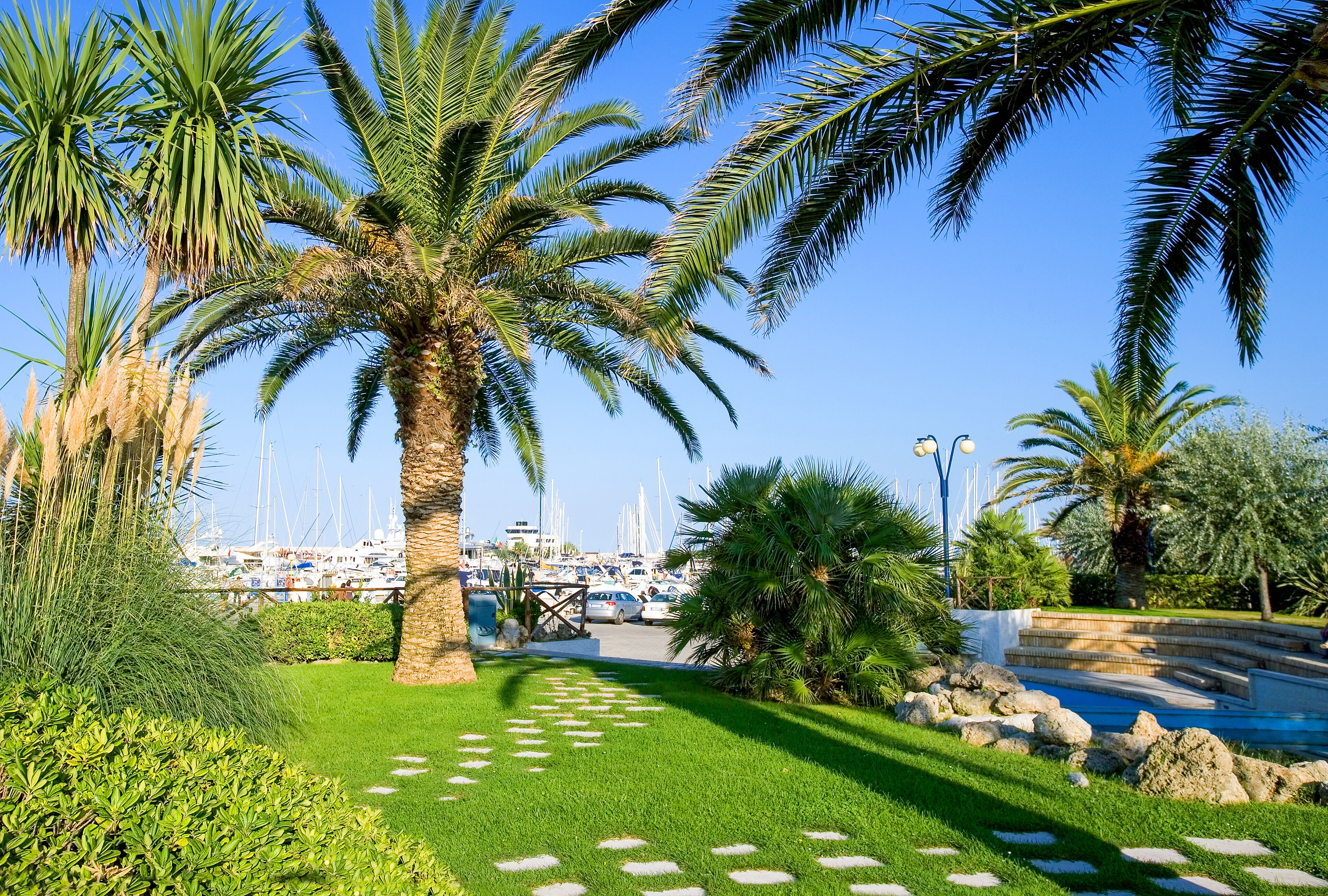 Italy, Pescara, the garden of the marina, Shutterstock ID 538118737, SF SSA Case with Manager Approval: Case 07151371, Job: Prepay credit, Client/Licensee: , Other: