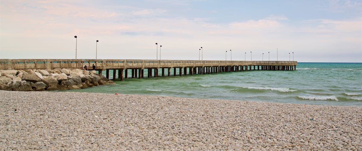 Roseto degli Abruzzi showing a pebble beach and general coastal views