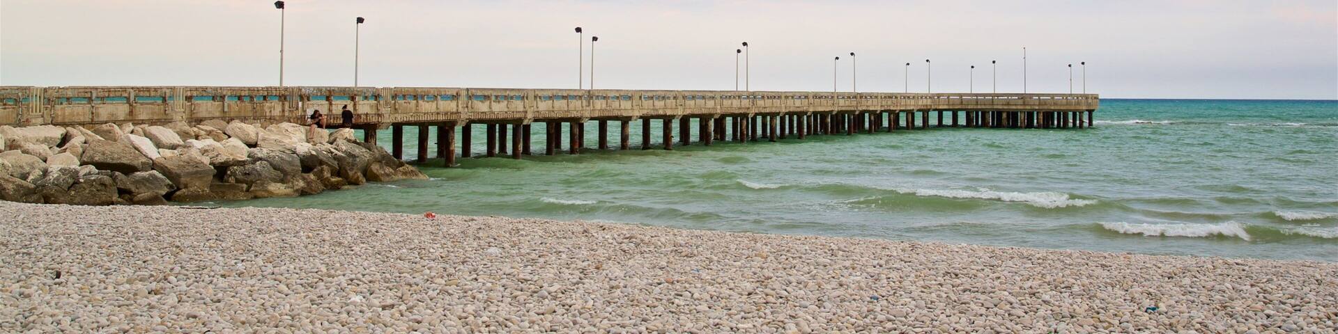 Roseto degli Abruzzi mit einem Steinstrand und allgemeine Küstenansicht