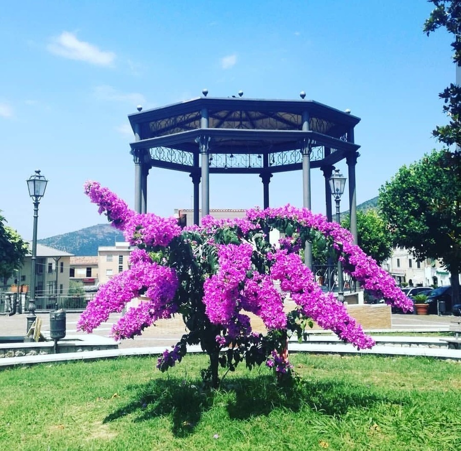 Roccasecca is a small town in southern Lazio in Italy. There's a modern center and the historic center where you can find the house of Saint Tommaso D'Aquino, famous character in Italian medieval history.