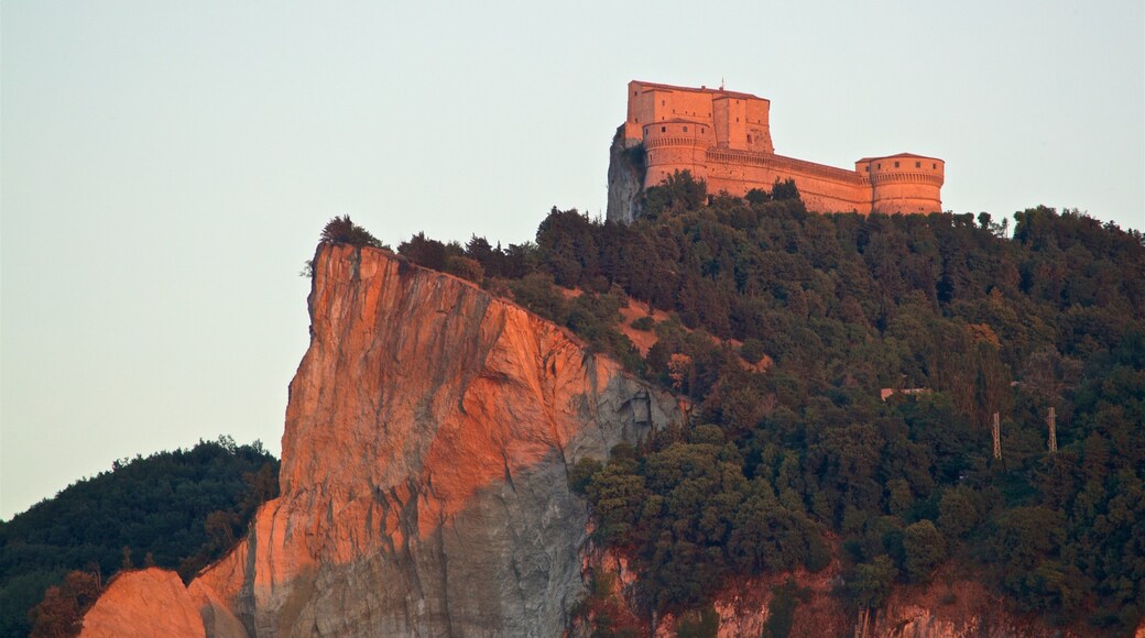 San Leo which includes a gorge or canyon and heritage elements