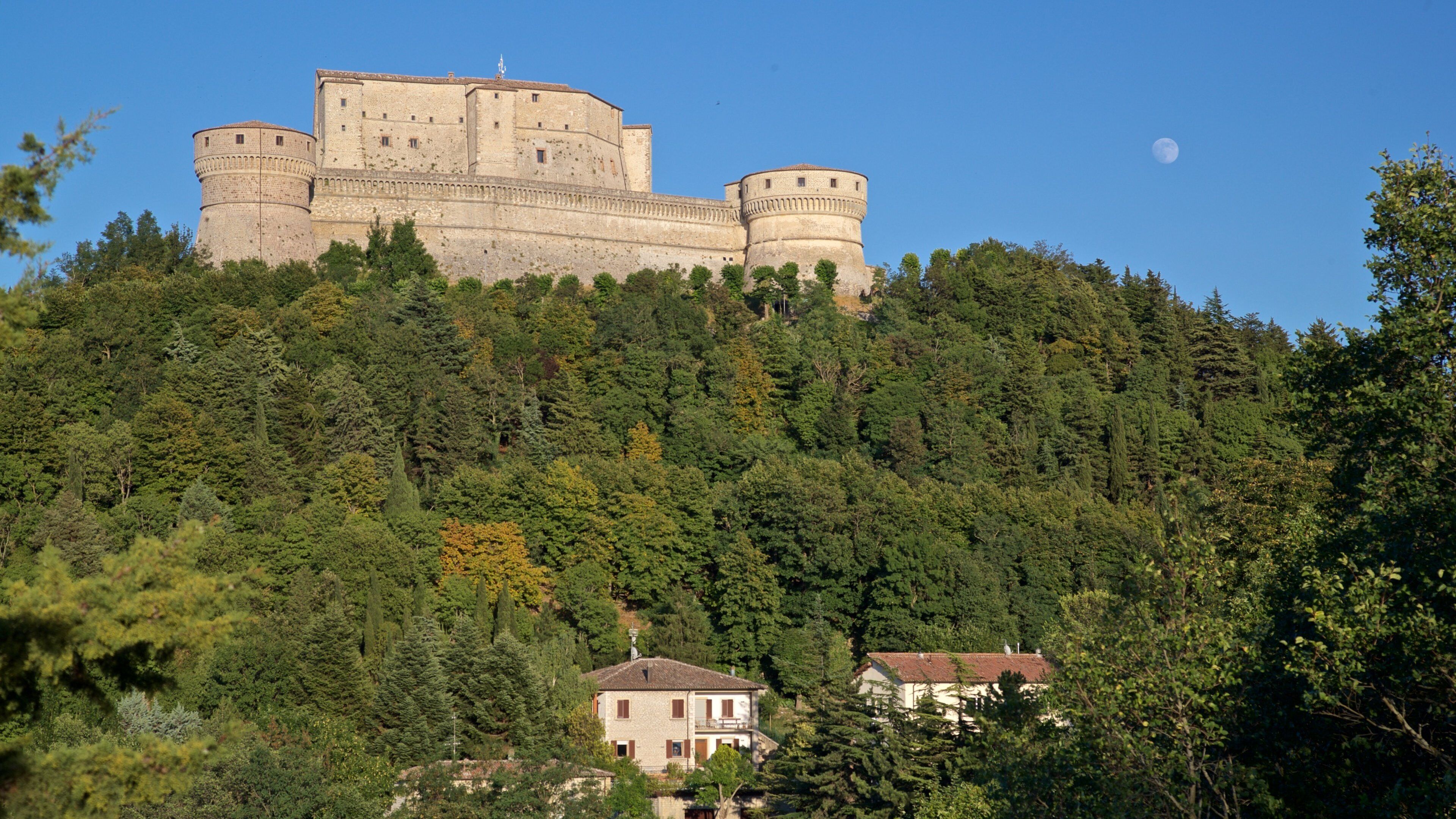 San Leo som viser landskap og historisk arkitektur