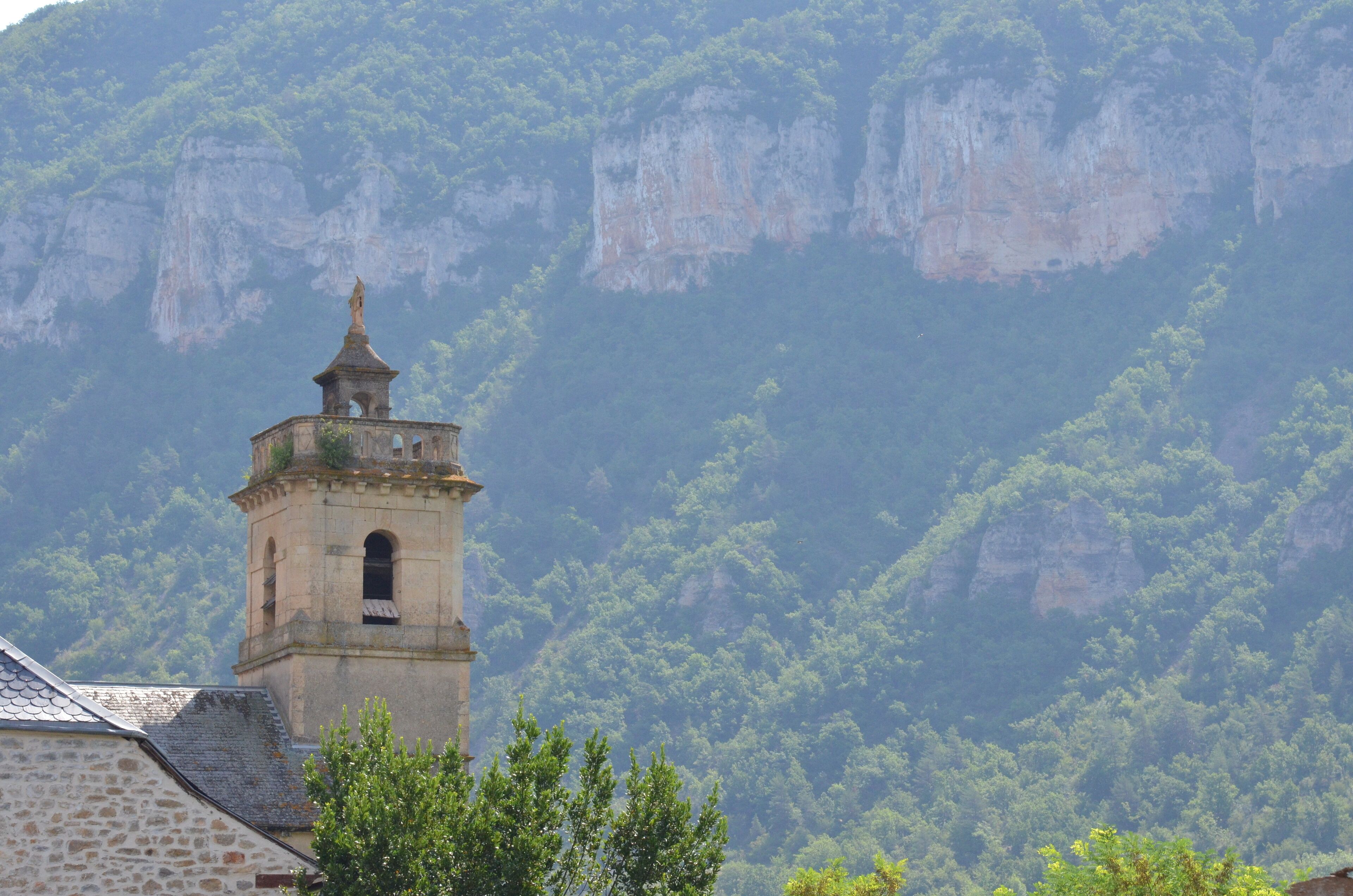 Clocher de Pailhas (Compeyre) devant les gorges du Tarn, France