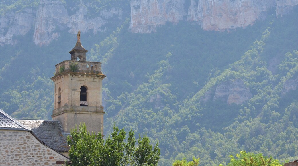 Clocher de Pailhas (Compeyre) devant les gorges du Tarn, France