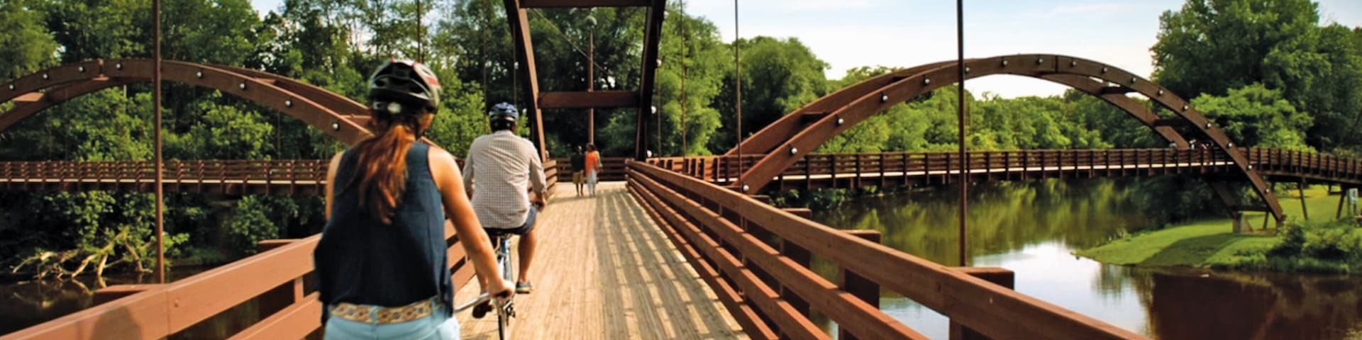 Midland mostrando un puente, un río o arroyo y ciclismo