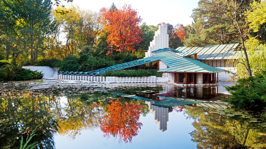 Midland showing a garden, a pond and autumn leaves