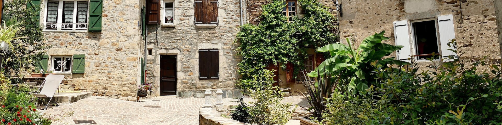 Rue pavée de la ville de Chaudes-Aigues