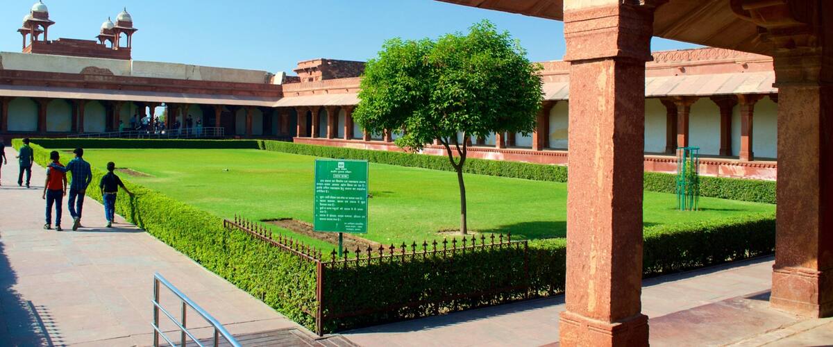 Fatehpur Sikri showing a park and a temple or place of worship