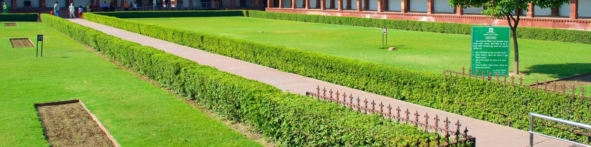 Fatehpur Sikri which includes a garden