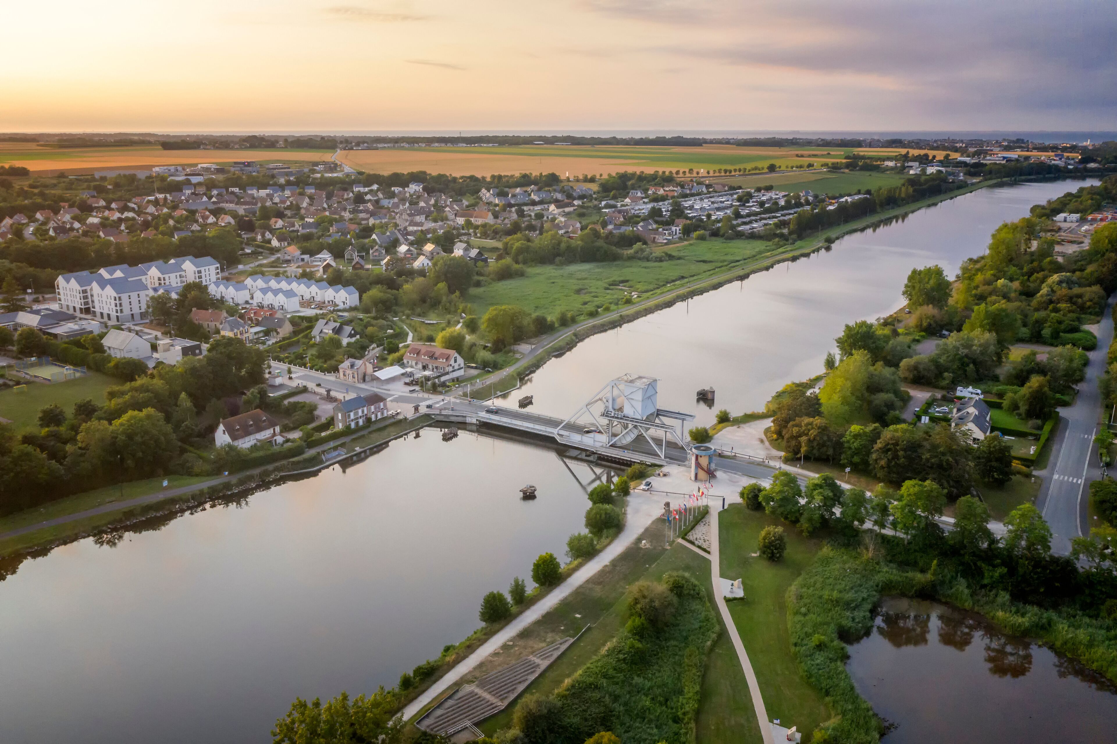 Pegasus Bridge en Normandie,  Bénouville sur le canal de Caen, premiere prise du debarquement de 1944