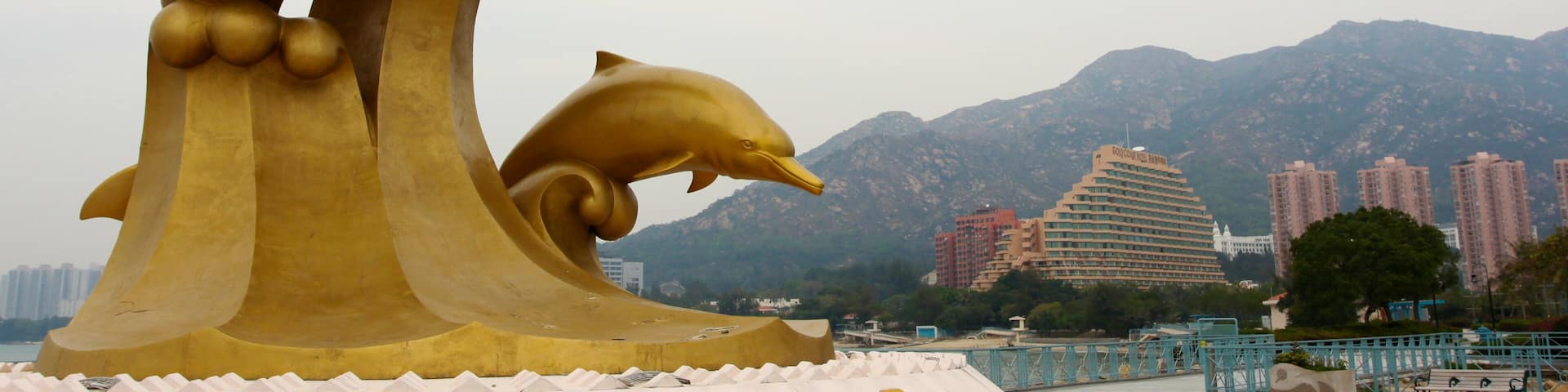Golden Beach showing a statue or sculpture