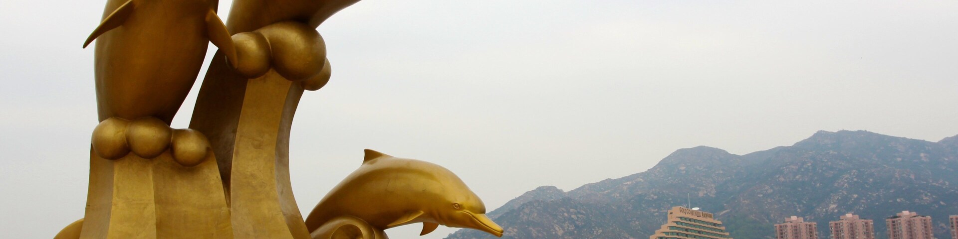 Golden Beach showing a statue or sculpture
