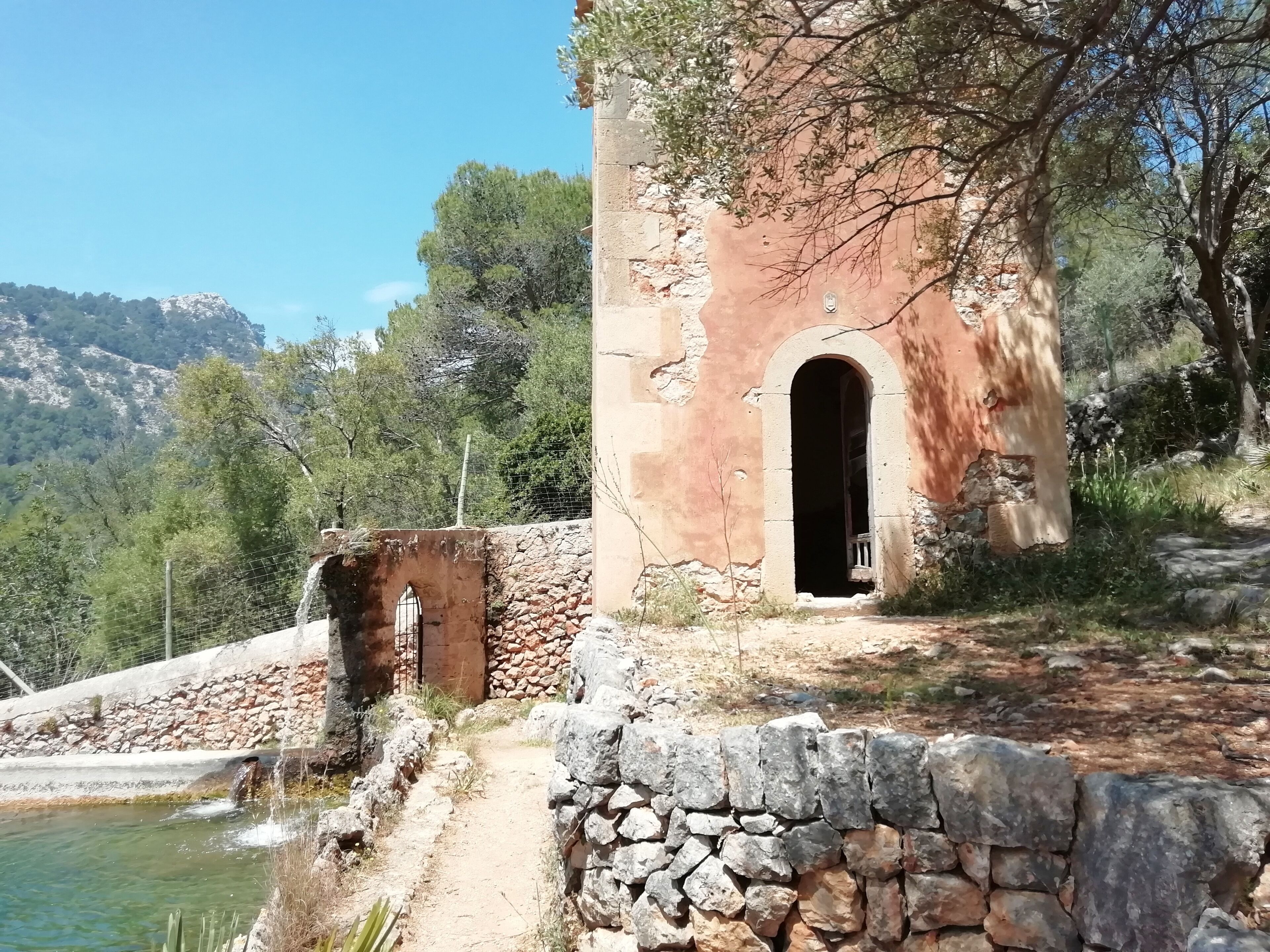 Raixa estate and gardens date back to Islamic farmstead, but only the name remains. From 1229 it belonged to Spain.  There have been many owners and reconstructions during times. 

Raixa is specially known because of it´s gardens surrounding buildings and up to slopes of sa Muntanyeta. We concentrated on peaceful gardens and wandered from house to water tank.

Artificial pond was greated to keep gardens watered. Water tank is 83 metres long, 17 wide and 7,5 deep. There was swimming huge fish, don’t know the name of those striped grey ones.

https://raixa.conselldemallorca.cat/en/home