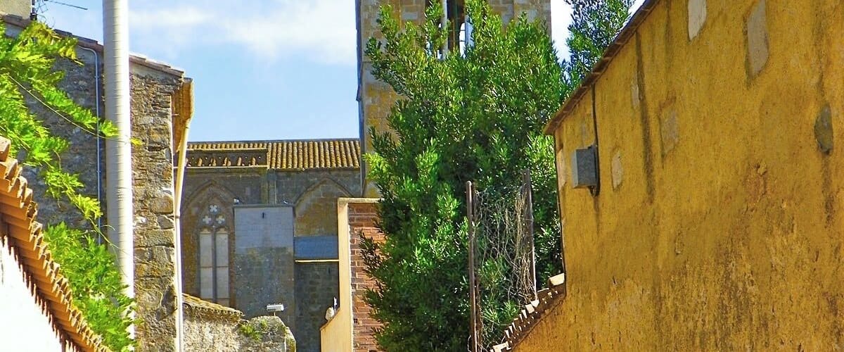 Castelló d'Empúries, carrer Pere Estany amb la torre de Santa Maria al fons