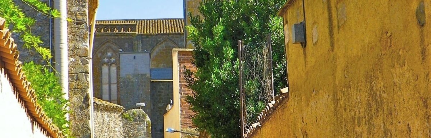Castelló d'Empúries, carrer Pere Estany amb la torre de Santa Maria al fons