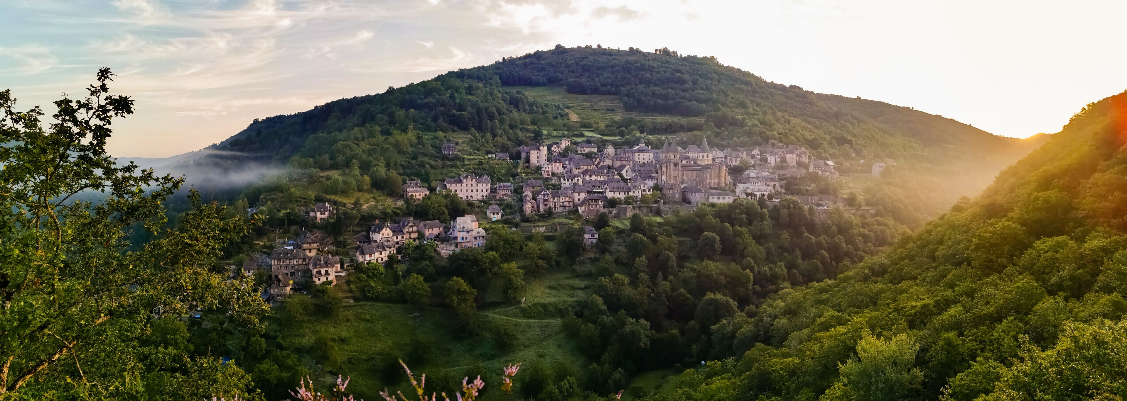 Vue de Conques depuis le Bancarel, 12320 Conques-en-Rouergue, Aveyron, Occitanie, France