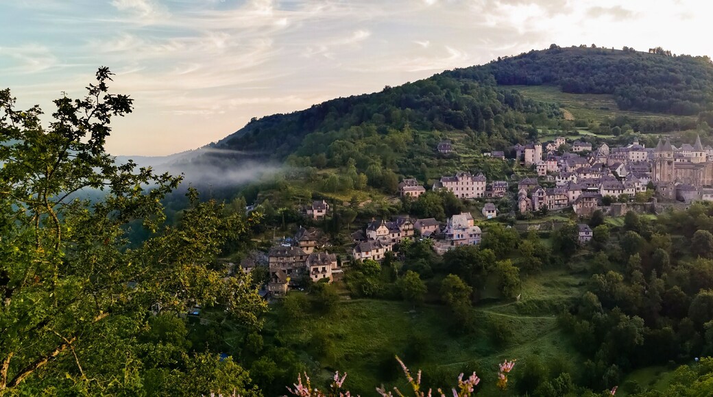 Vue de Conques depuis le Bancarel, 12320 Conques-en-Rouergue, Aveyron, Occitanie, France