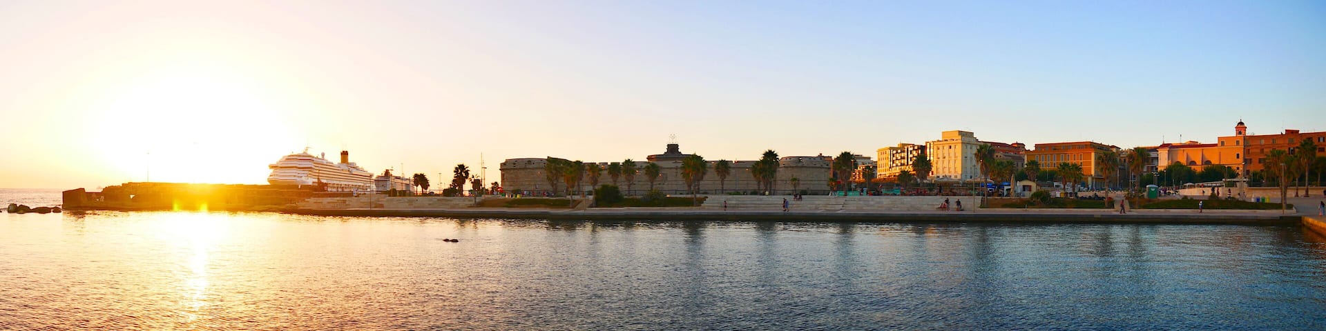 Civitavecchia, Italien: Panorama der Stadt und des Hafens um das Forte Michelangelo