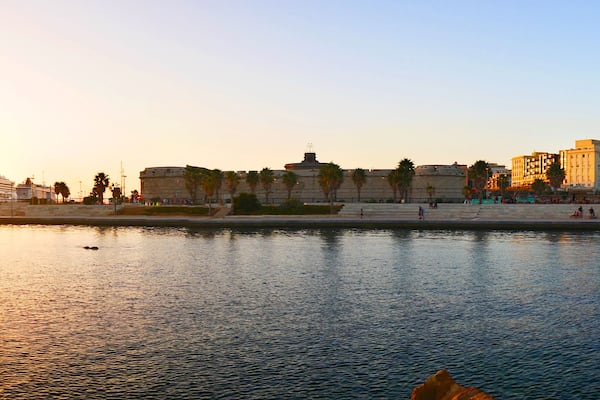 Civitavecchia, Italien: Panorama der Stadt und des Hafens um das Forte Michelangelo