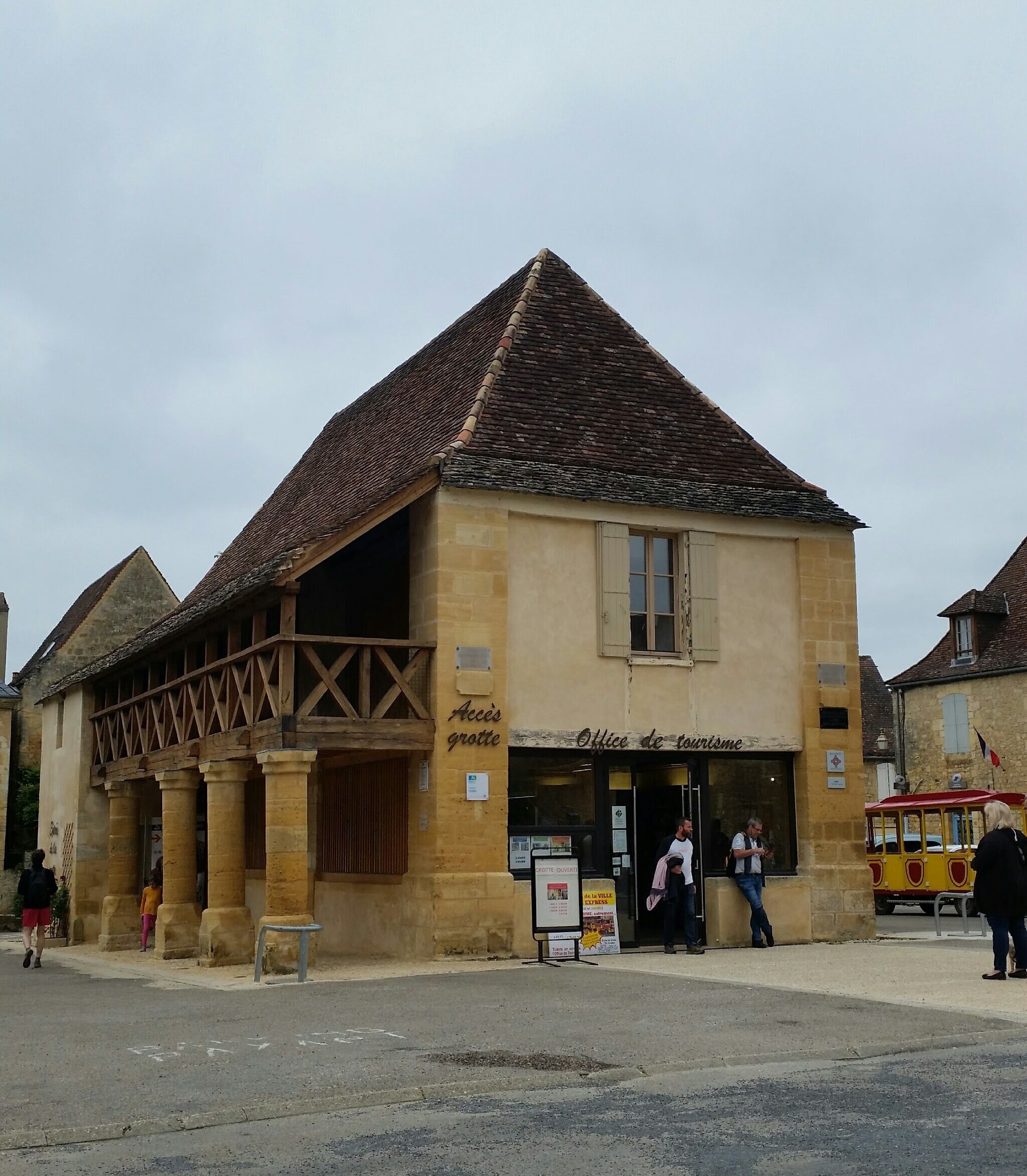 Tourist office above the cavern.