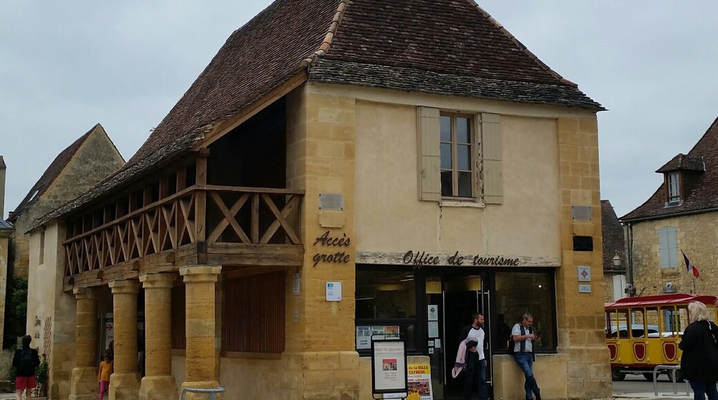 Tourist office above the cavern.