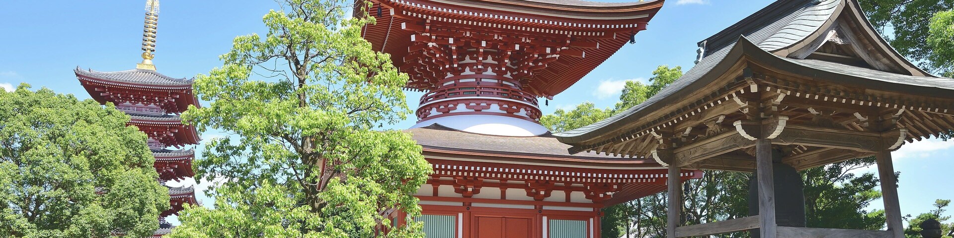 純木造の多宝塔と五重塔を同時に望める境内