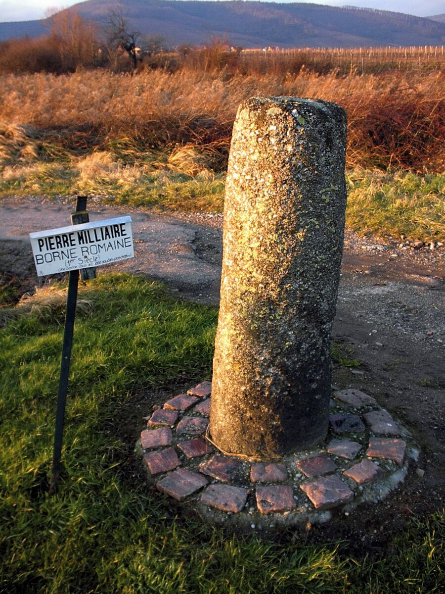 Borne itinéraire anépigraphe (sans inscription ; est donc hypothétiquement un milliaire romain) in situ, de Saint-Hippolyte dans le Haut-Rhin (à la frontière avec Orschwiller dans le Bas-Rhin). Cette borne est localisée sur une ancienne voie romaine entre Scherwiller et Bergheim, longeant Sélestat, mentionnée depuis 1974 par l'IGN (le corpus CIL XVII² a recensé trois autres bornes numérotées 597a, 597b et 597d sur cette voie) Gerold Walser, CIL XVII-2, 1986, p. 233, inscr. 597c (CIL XVII2, 00597c)