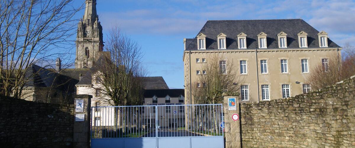 l'entrée du college ste anne a ste anne d'auray