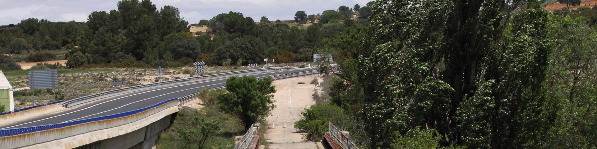 Valdeganga, puente viejo sobre el rĂo JĂșcar