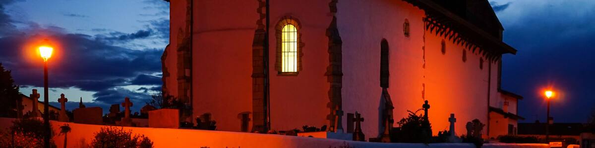 L'église du village basque d'Arbonne éclairée la nuit