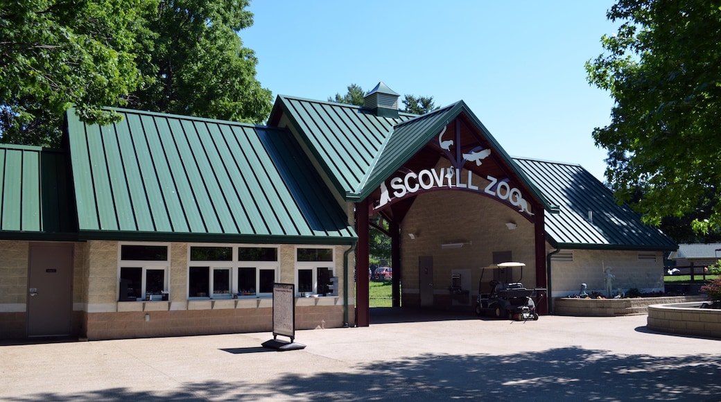 Scovill Zoo showing signage