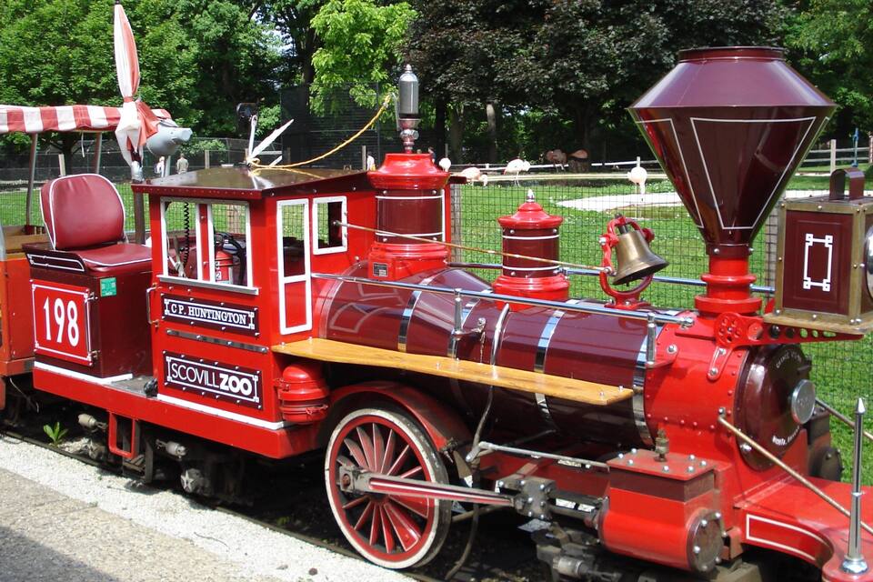 Un train rouge d’époque, portant le numéro 198 et les inscriptions « CP. HUNTINGTON » et « SCOVILL ZOO » sur ses flancs.