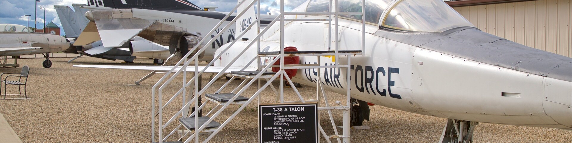 ํ๋ ๋ฆฌ ํญ๊ณต ๋ฐ๋ฌผ๊ด ์ ๋ณด์ฌ์ฃผ๋ ํญ๊ณต๊ธฐ ๊ณผ ๊ตฐ๋ ๋ฌผํ