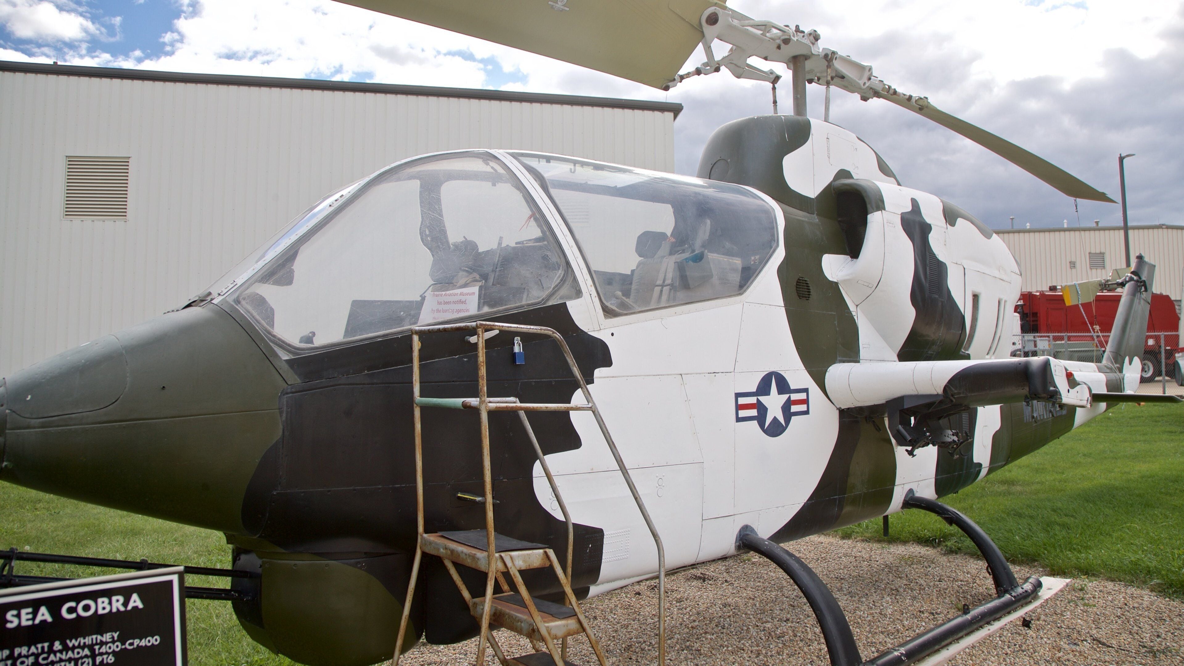 Museo de aviación Prairie ofreciendo artículos militares y aeronave