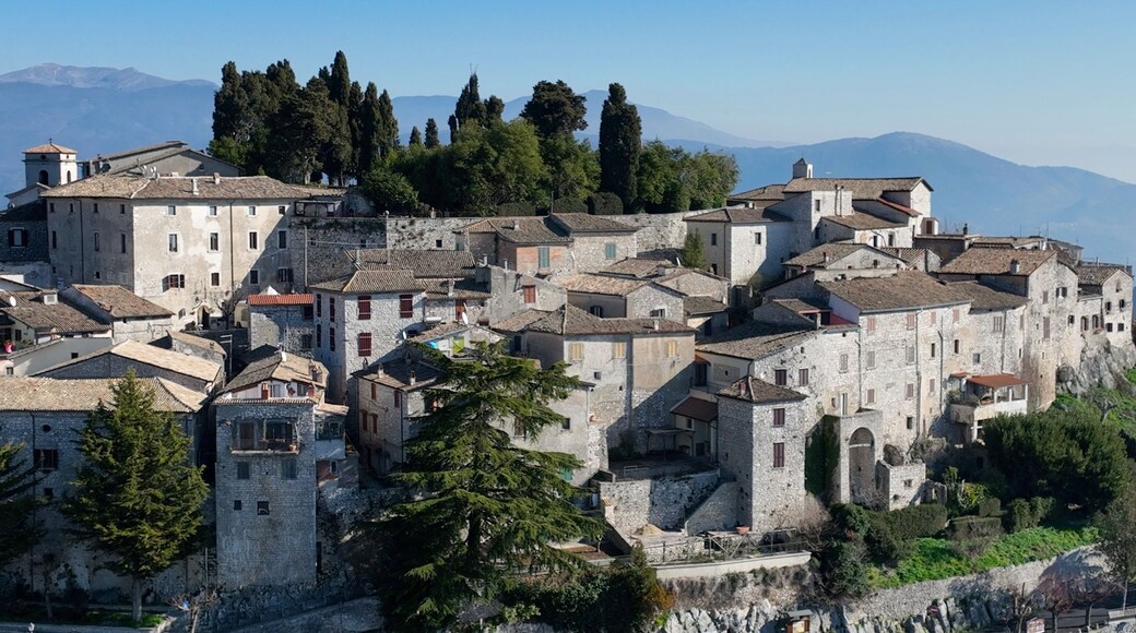 Il borgo medievale di Fumone, Frosinone, Lazio, Italia.
Vista aerea panoramica dell'antico villaggio.