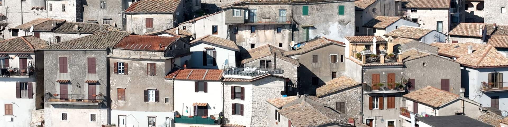Il borgo medievale di Fumone, Frosinone, Lazio, Italia.
Vista aerea panoramica dell'antico villaggio.