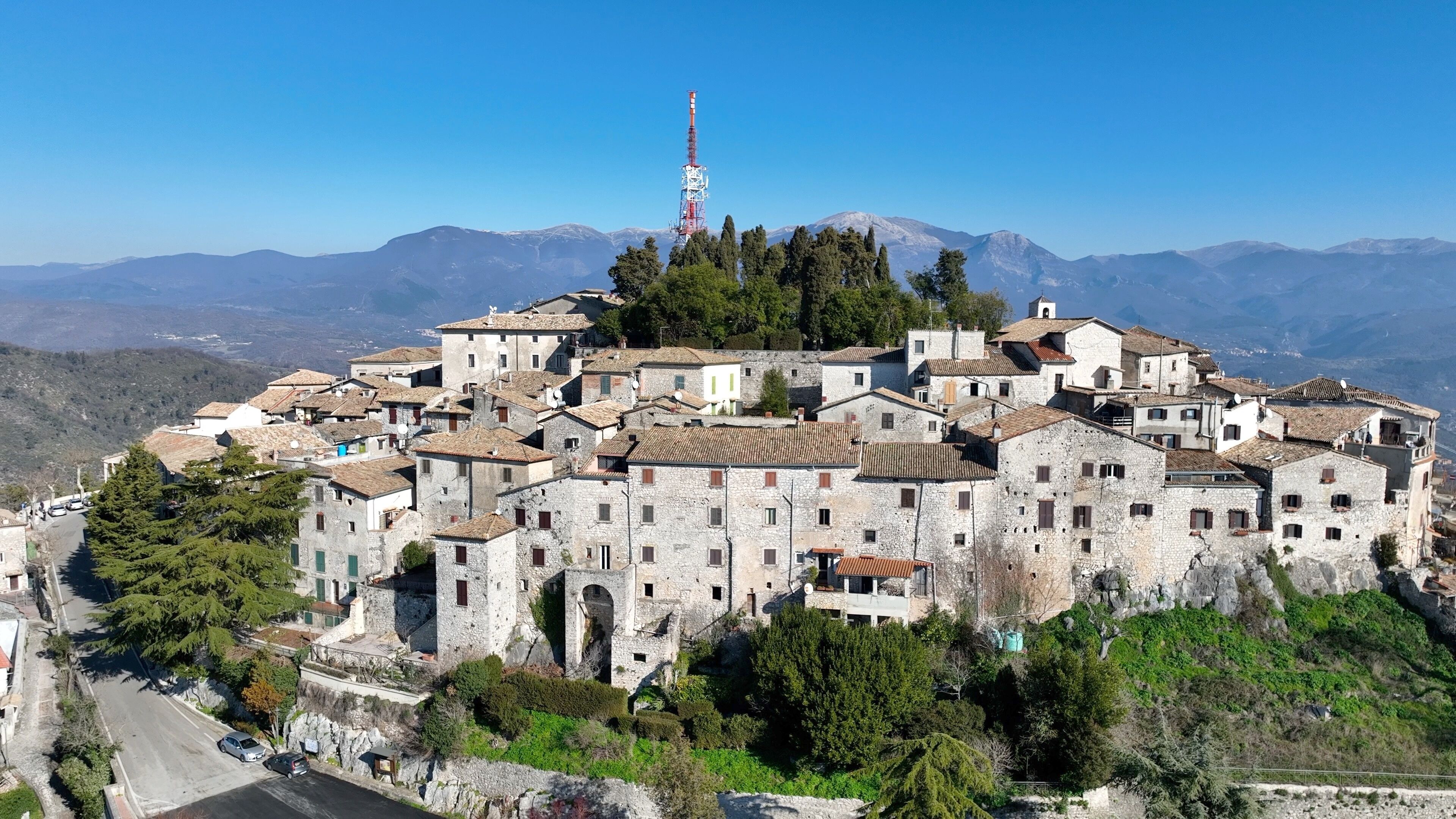 Il borgo medievale di Fumone, Frosinone, Lazio, Italia.
Vista aerea panoramica dell'antico villaggio.
