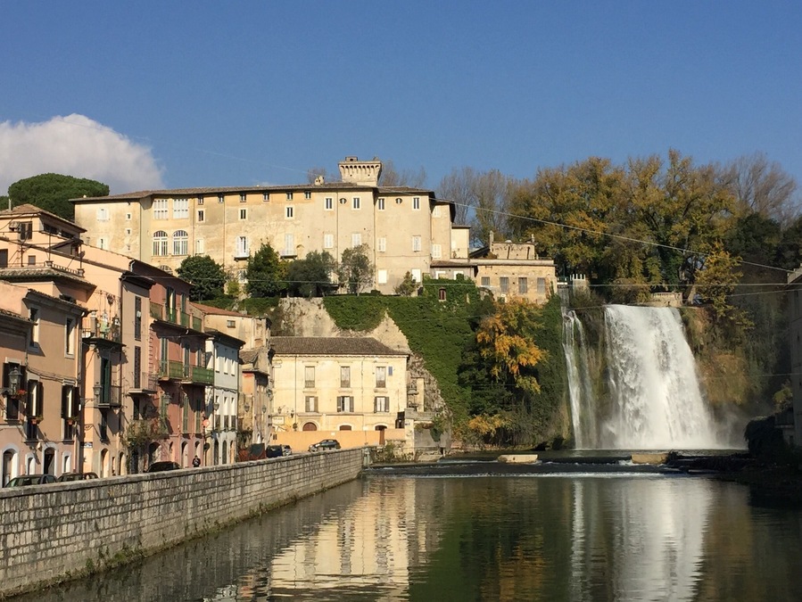 Isola del Liri, a town in the region of Lazio, is a little-known gem. The main attractions here are the castle and the waterfalls.