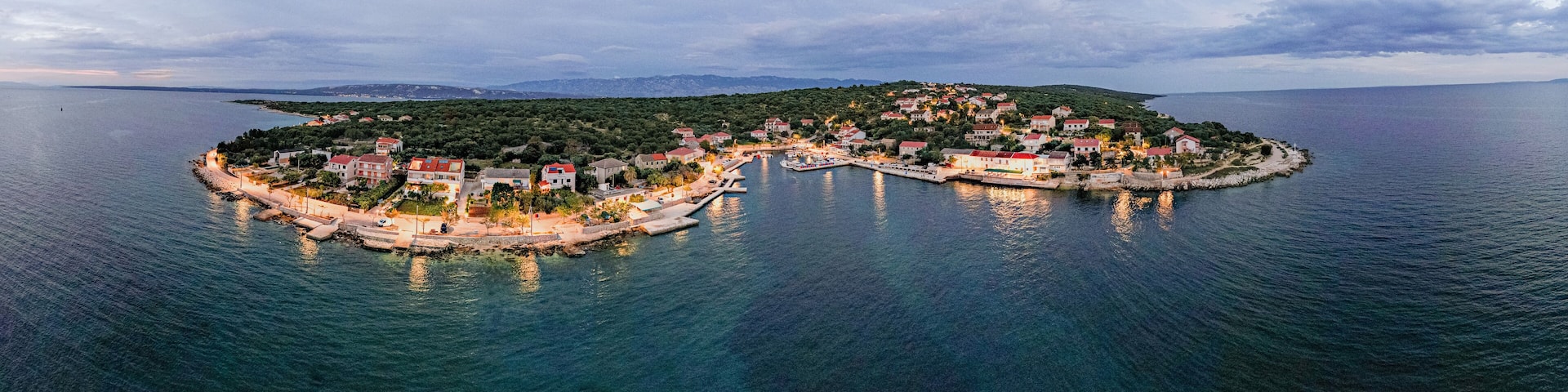Lun to najbardziej na północ położona miejscowość turystyczna na wyspie Pag w Chorwacji. Nocą z lotu ptaka.