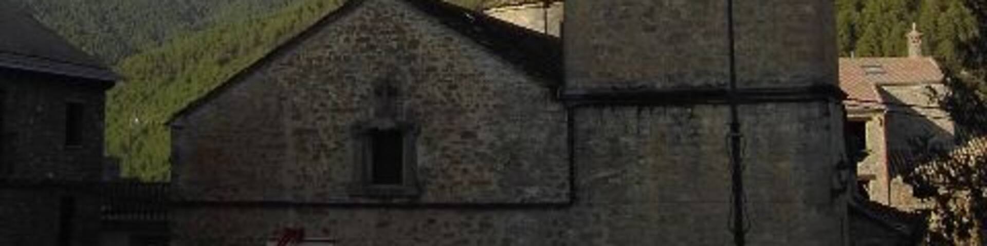 La iglesia de San Sebastián de Labuerda, en Sobrarbe (Huesca, España). Su nave tiene rasgos románicos aunque empezó a ser construida en el siglo XIV y sufrió remodelaciones en siglos posteriores. El campanario en cambio, que data del cambio de siglo del XVI al XVII, fue levantado seguramente en sustitución del original con el apoyo económico de varios terratenientes locales.