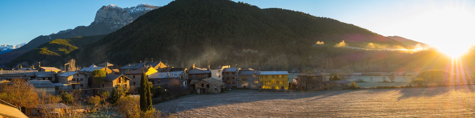 La Peña Montañesa desde el pueblo de Labuerda en Huesca, España, Diciembre de 2016 OLYMPUS CAMERA DIGITAL