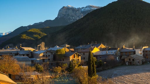 La Peña Montañesa desde el pueblo de Labuerda en Huesca, España, Diciembre de 2016 OLYMPUS CAMERA DIGITAL